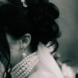 Frau-mit-Perlenkette-rund